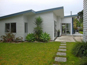 Relax at Cooks - Cooks Beach Holiday Home